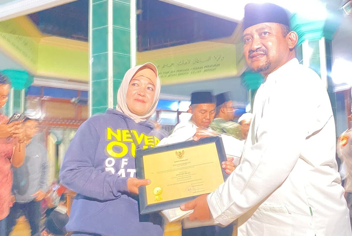 Sinergi Kemanusiaan di Malam Tarhim: Bupati Pemalang Serahkan Penghargaan PMI dan Santunan BAZNAS di Desa Bulakan