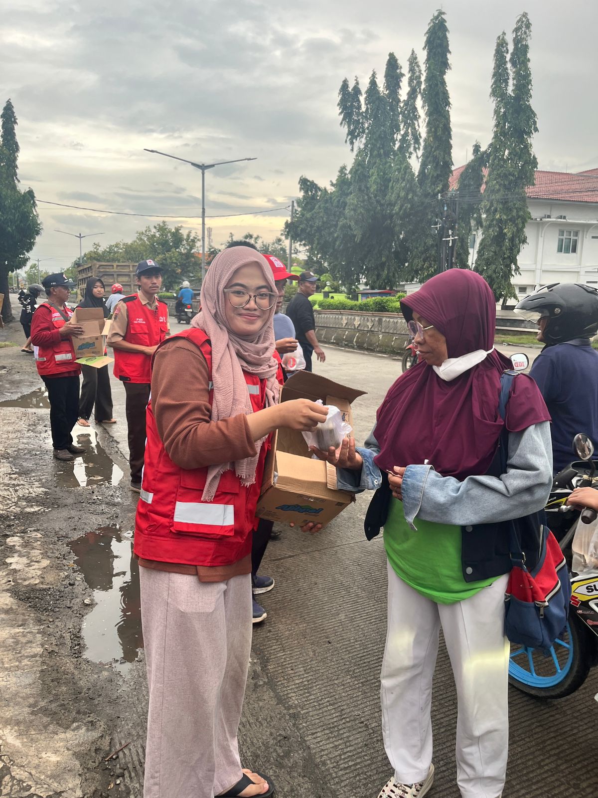 Sapa Pengguna Jalan, PMI Kabupaten Pemalang Tebar Kebaikan Lewat Aksi Bagi Takjil Gratis